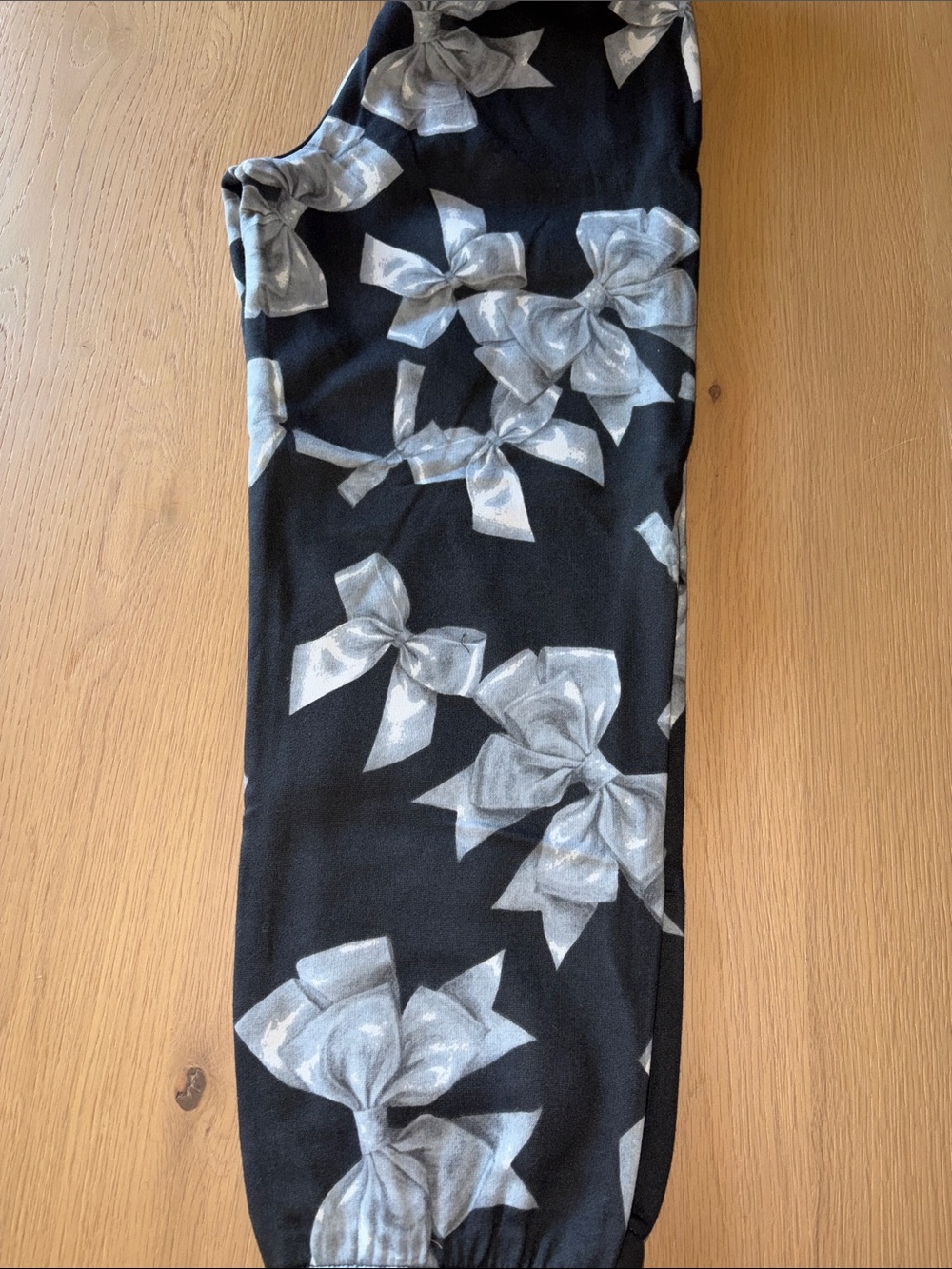 NWT Set - Gap Kids Black Bow Print Jogger and Sweatshirt - Picture 5 of 9